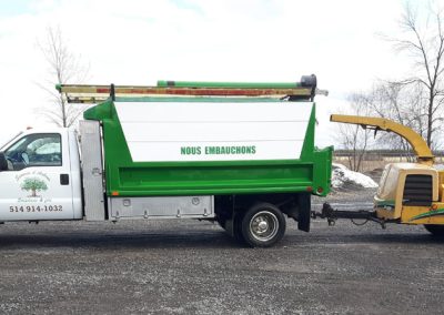 flotte de camion et d'équipement pour un service d'abattage arbre, émondage arbre et élagage arbre à Montréal, Laval, Rive-Nord et Lanaudière / Abattage Arbre Montréal