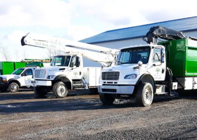 flotte de camion pour un service d'abattage arbre, émondage arbre et élagage arbre à Montréal, Laval, Rive-Nord et Lanaudière / Abattage Arbre Montréal