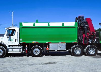 flotte de camion pour un service d'abattage arbre, émondage arbre et élagage arbre à Montréal, Laval, Rive-Nord et Lanaudière / Abattage Arbre Montréal