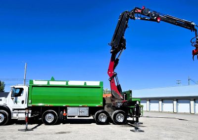 flotte de camion pour un service d'abattage arbre, émondage arbre et élagage arbre à Montréal, Laval, Rive-Nord et Lanaudière / Abattage Arbre Montréal